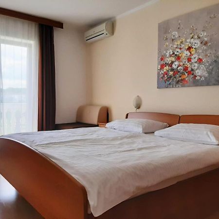 Guest House Katarina Malinska Bagian luar foto