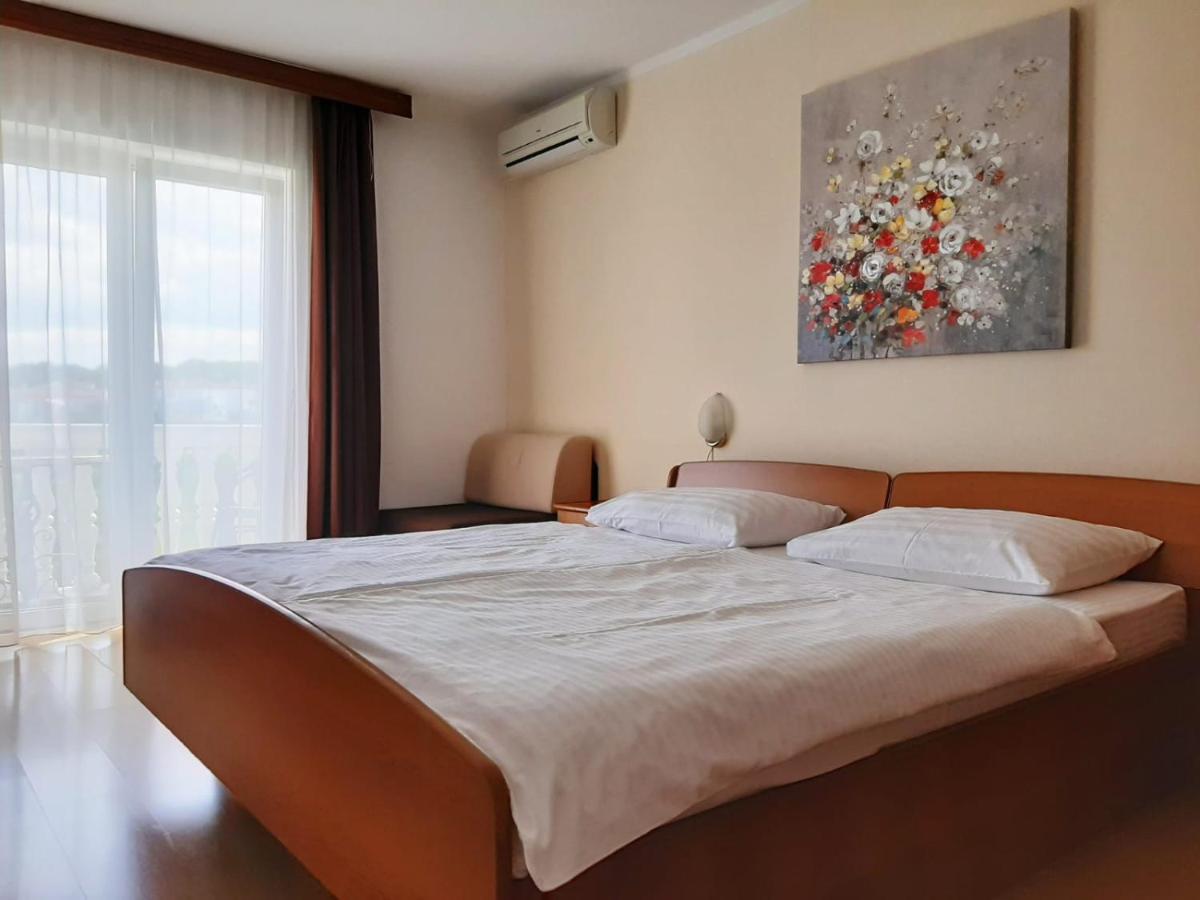 Guest House Katarina Malinska Bagian luar foto