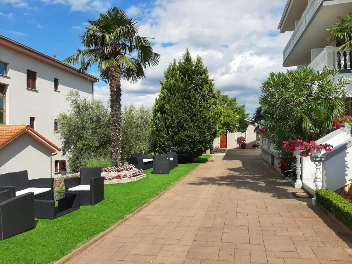 Guest House Katarina Malinska Bagian luar foto
