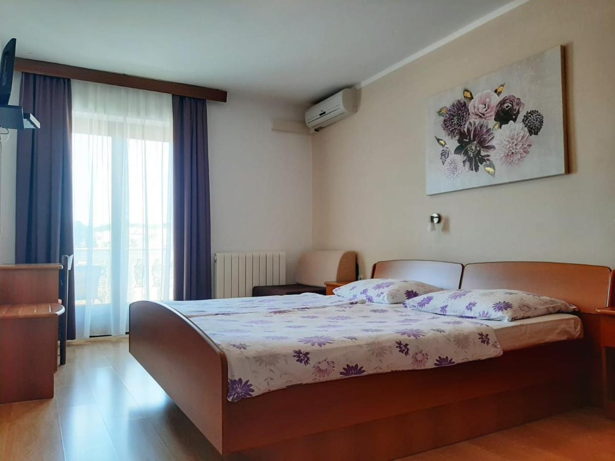 Guest House Katarina Malinska Bagian luar foto
