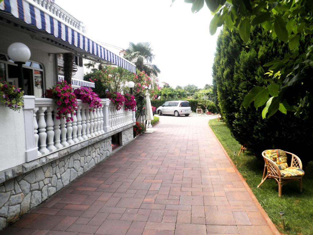 Guest House Katarina Malinska Bagian luar foto