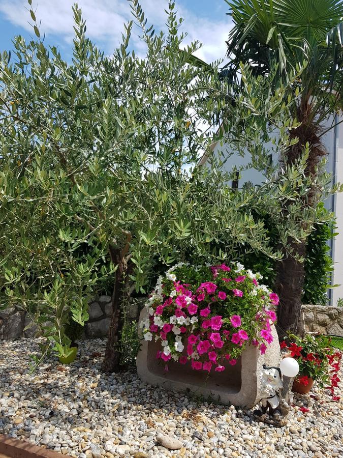 Guest House Katarina Malinska Bagian luar foto